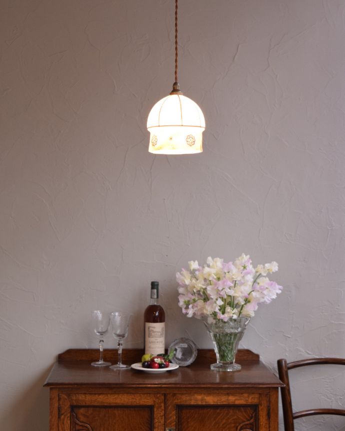 ペンダントライト 照明・ライティング 海外らしいデザインのアンティークペンダントライト(コード・シャンデリア電球・ギャラリーなし)。アンティークのミルクガラスは、光を通すとなんとも言えないステキな雰囲気でお部屋を照らしてくれます。(k-1900-z)