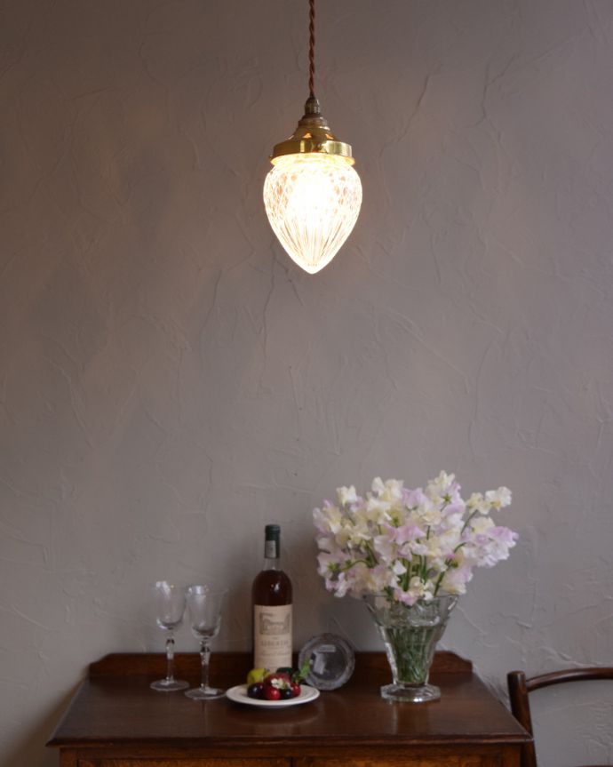 ペンダントライト 照明・ライティング お花のツボミのようなシルエットアンティークペンダントライト(コード・シャンデリア電球・ギャラリーD付き)。照明が点くたびに、壁にゆらゆらと影ができます。(k-1901-z)