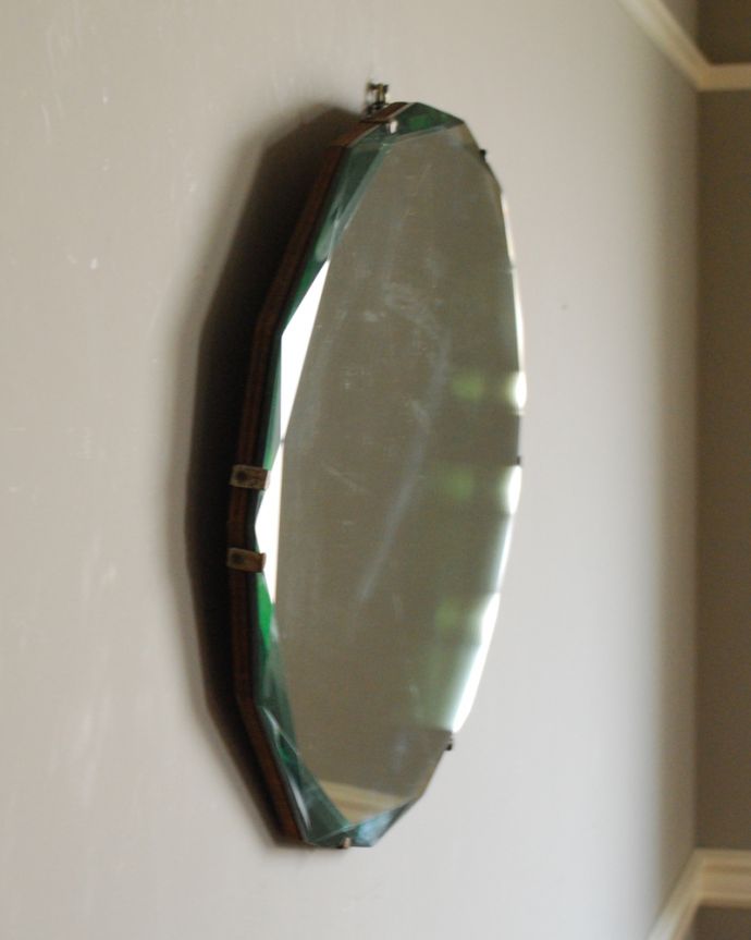 アンティーク ミラー（鏡）　アンティーク雑貨　キラッと輝くカッティングが美しい、オーバル型のアンティーク　ミラー。アンティークのミラーは重みがあります。(k-1903-z)