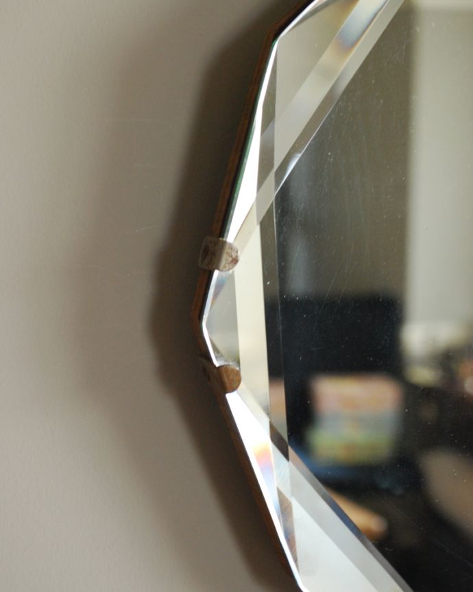 アンティーク ミラー（鏡）　アンティーク雑貨　キラッと輝くカッティングが美しい、オーバル型のアンティーク　ミラー。現代のミラーの倍くらいの厚みがあるんです。(k-1903-z)