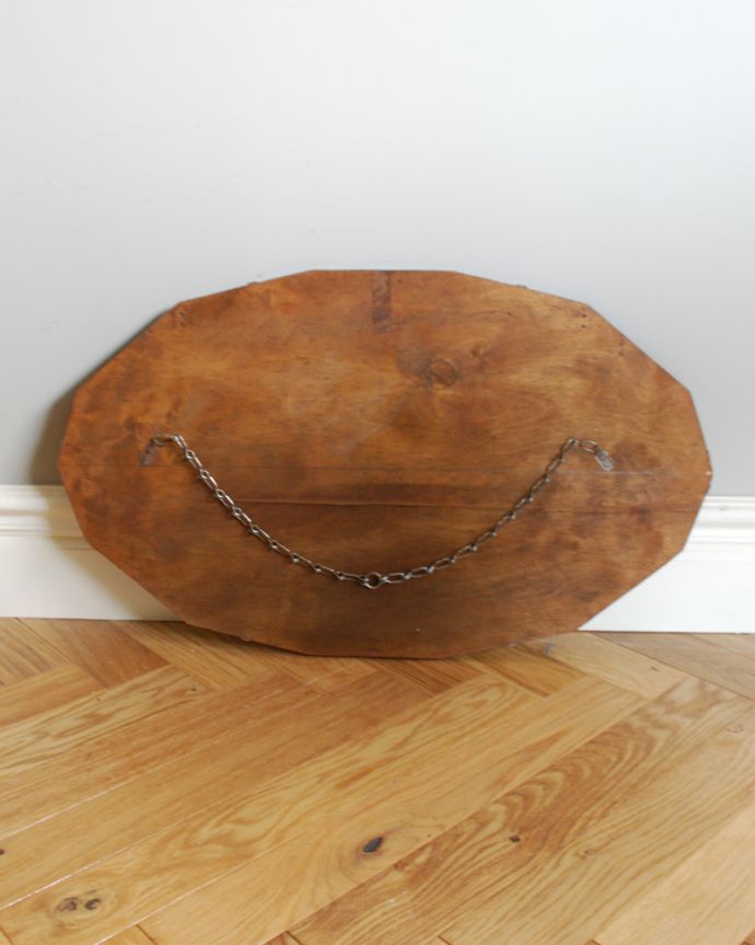 アンティーク ミラー（鏡）　アンティーク雑貨　キラッと輝くカッティングが美しい、オーバル型のアンティーク　ミラー。壁に取り付けられるように金具が付いています。(k-1903-z)