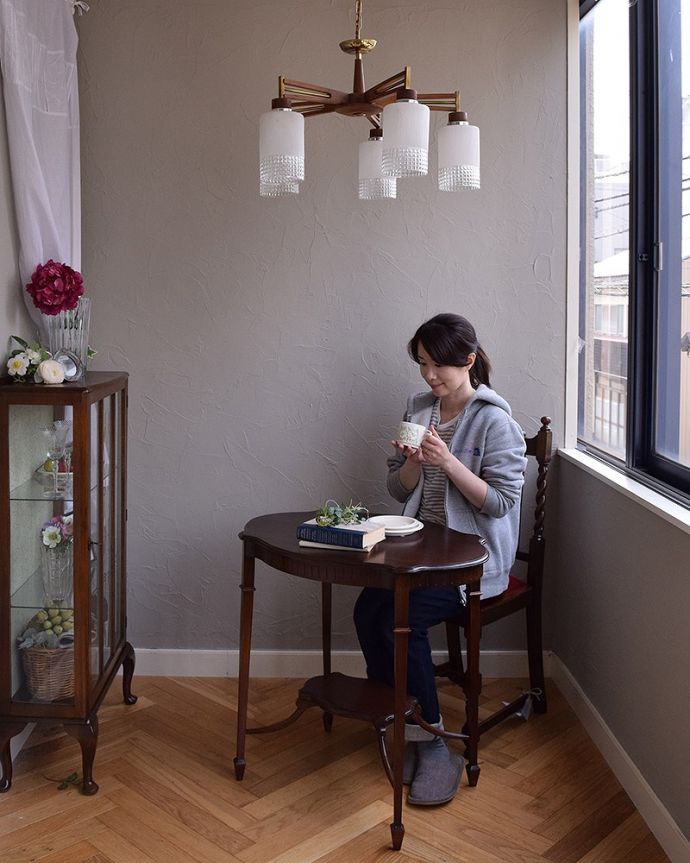 シャンデリア 照明・ライティング 木製×ガラスシェードがお洒落なアンティーク シャンデリア(E17シャンデリア球付)。こんなシャンデリアの下だと、本を読んだりお茶する時間がワクワクしそうです!。(k-1911-z)