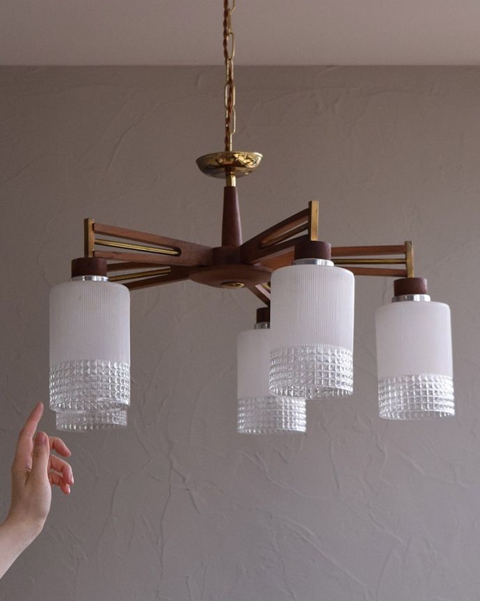 シャンデリア 照明・ライティング 木製×ガラスシェードがお洒落なアンティーク シャンデリア(E17シャンデリア球付)。直結シーリングタイプでお届けいたします。(k-1911-z)