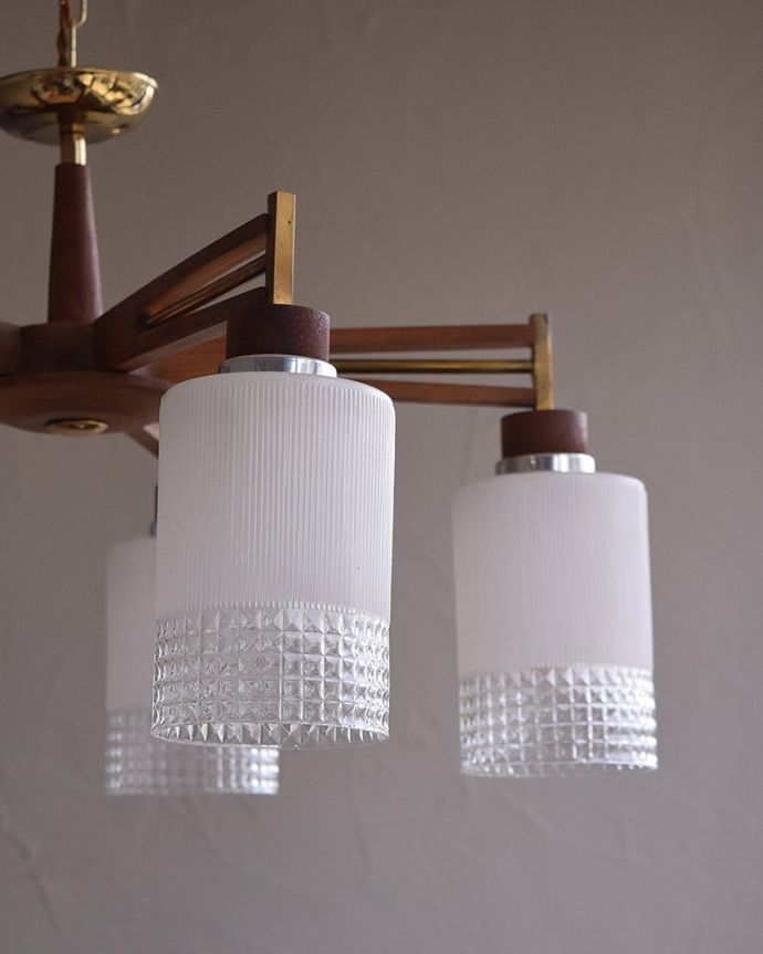 シャンデリア 照明・ライティング 木製×ガラスシェードがお洒落なアンティーク シャンデリア(E17シャンデリア球付)。昼間は灯りをつけなくても、太陽の光でキラキラと輝きます。(k-1911-z)