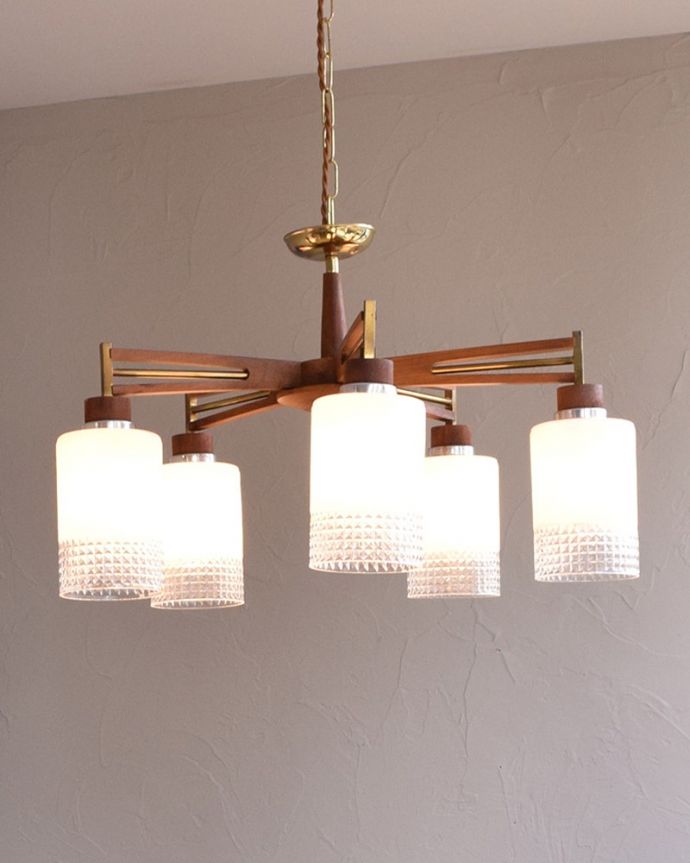 シャンデリア 照明・ライティング 木製×ガラスシェードがお洒落なアンティーク シャンデリア(E17シャンデリア球付)。灯りが灯るとさらにゴージャスな雰囲気になります。(k-1911-z)