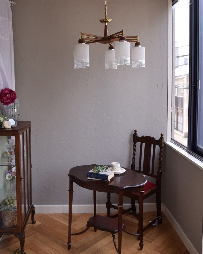 シャンデリア 照明・ライティング 木製×ガラスシェードがお洒落なアンティーク シャンデリア(E17シャンデリア球付)。お部屋の主役になるほどの存在感です。(k-1911-z)