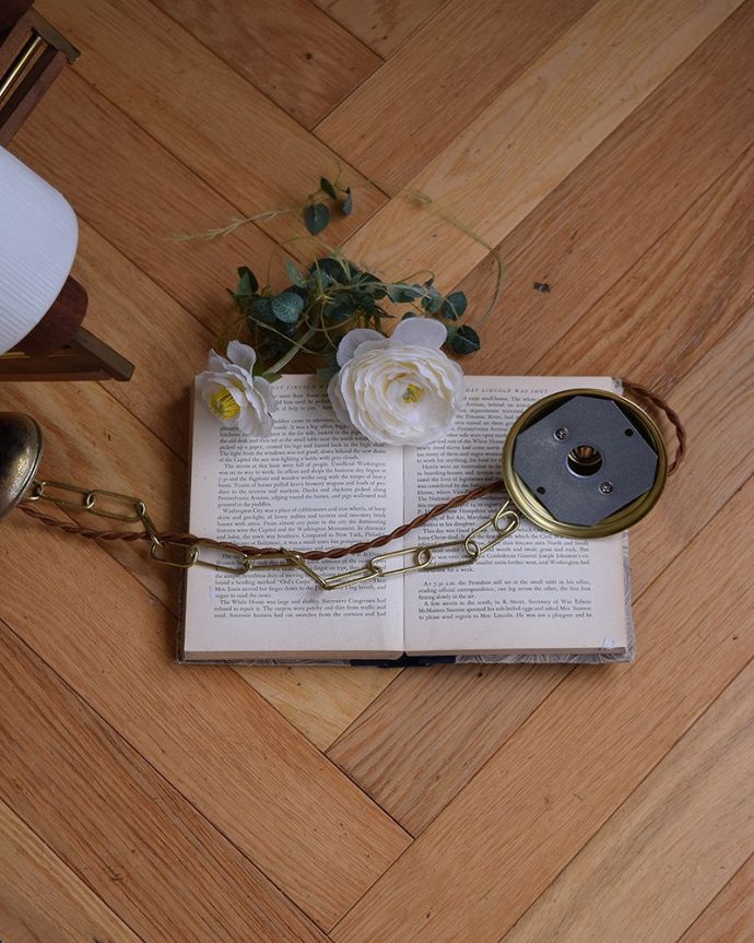 シャンデリア 照明・ライティング 木製×ガラスシェードがお洒落なアンティーク シャンデリア(E17シャンデリア球付)。真鍮のカバー付きです。(k-1911-z)