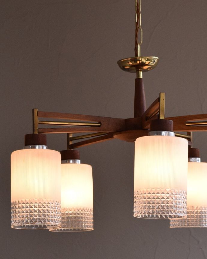 シャンデリア 照明・ライティング 木製×ガラスシェードがお洒落なアンティーク シャンデリア(E17シャンデリア球付)。木製×ガラスシェードのコラボがお洒落なデザインです。(k-1911-z)