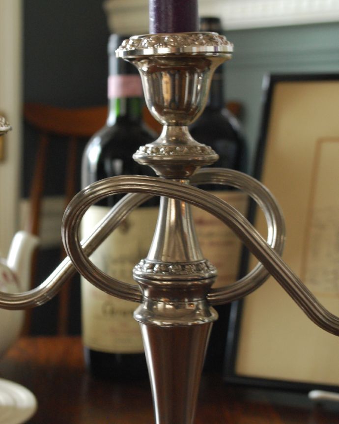 アンティーク シルバー製　アンティーク雑貨　英国輸入の銀雑貨、アンティークシルバーのキャンドルスタンド（３本用）。アンティークのため、多少の欠け・傷がある場合がありますが、使用上問題はありませんので、ご了承下さい。(k-1912-z)