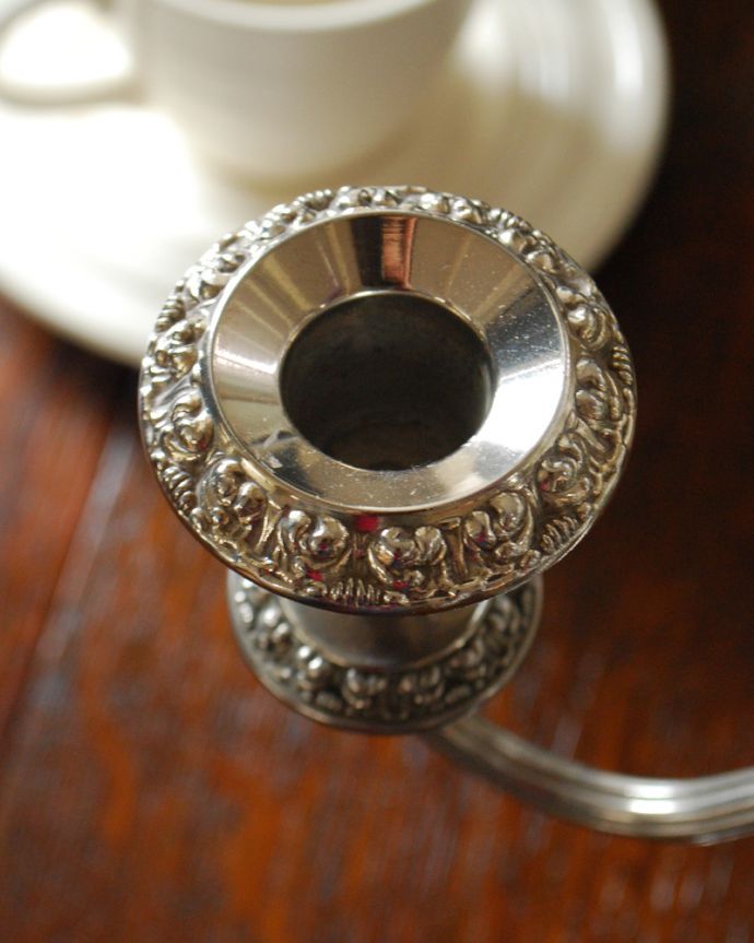 アンティーク シルバー製　アンティーク雑貨　英国輸入の銀雑貨、アンティークシルバーのキャンドルスタンド（３本用）。本格的な凝った装飾がとってもオシャレ！どっしりとした重厚感も感じられるデザインです。(k-1912-z)