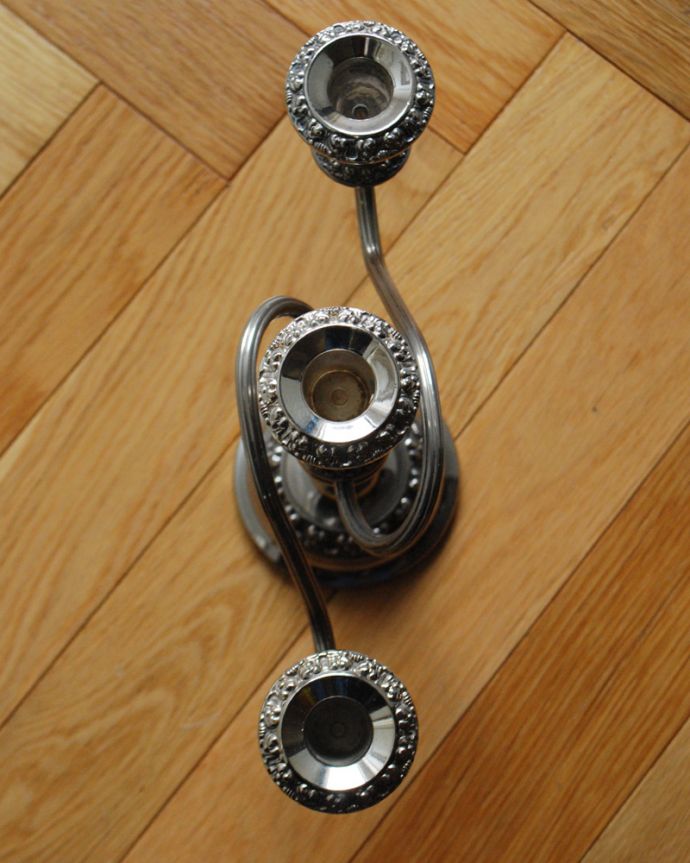 アンティーク シルバー製　アンティーク雑貨　英国輸入の銀雑貨、アンティークシルバーのキャンドルスタンド（３本用）。ここにキャンドルを挿してください。(k-1912-z)