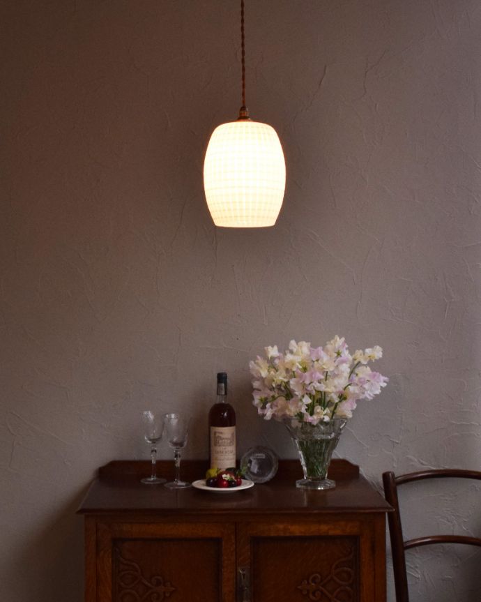 ペンダントライト 照明・ライティング 和室にも似合うアンティークのペンダントライト(コード・シャンデリア電球・ギャラリーなし)。ふわんと膨らんだ優しいシルエットのランプは、1つでも存在感たっぷりです。(k-1915-z)