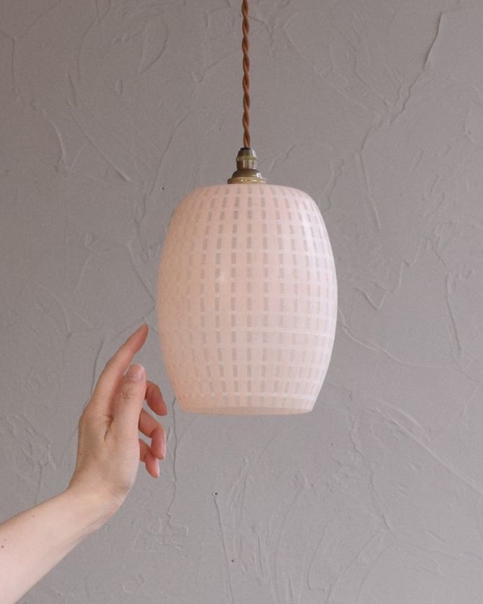 ペンダントライト 照明・ライティング 和室にも似合うアンティークのペンダントライト(コード・シャンデリア電球・ギャラリーなし)。アンティークのミルクガラスは、光を通すとなんとも言えないステキな雰囲気でお部屋を照らしてくれます。(k-1915-z)