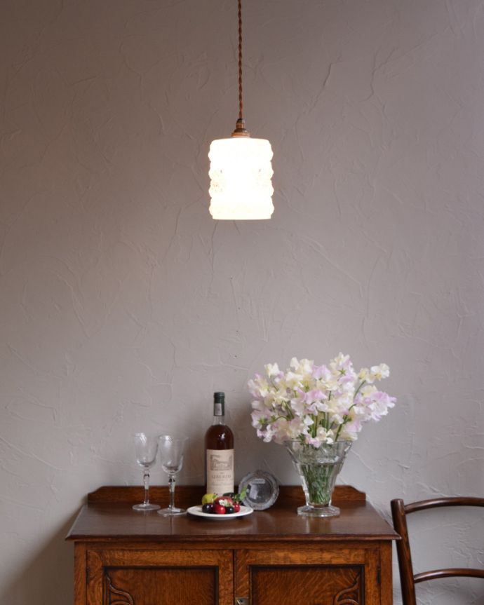 ペンダントライト　照明・ライティング　シャンデリアのような美しさ・・・アンティークペンダントライト（コード・シャンデリア球・白リング２枚付き）。あたたかい光がお部屋を包み込みます。(k-1917-z)