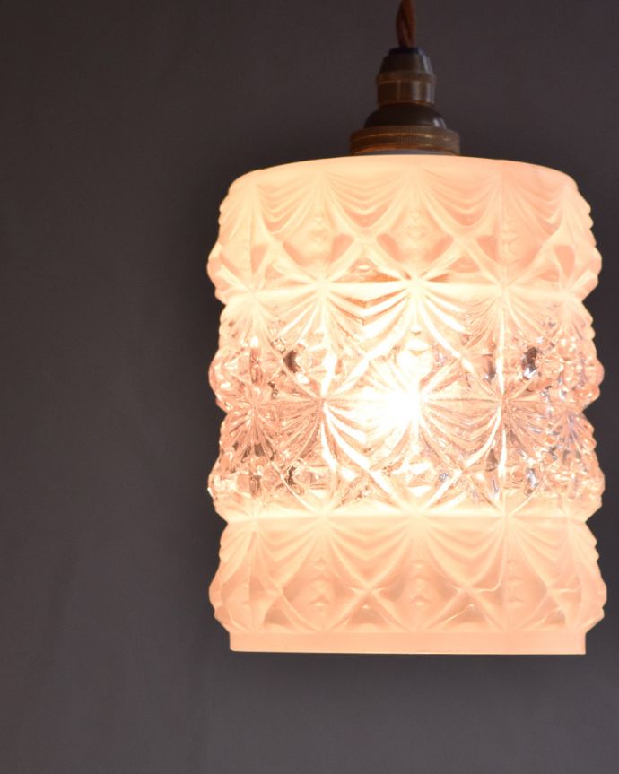 ペンダントライト　照明・ライティング　シャンデリアのような美しさ・・・アンティークペンダントライト（コード・シャンデリア球・白リング２枚付き）。灯りをつけると、キラキラと美しく輝きます。(k-1917-z)