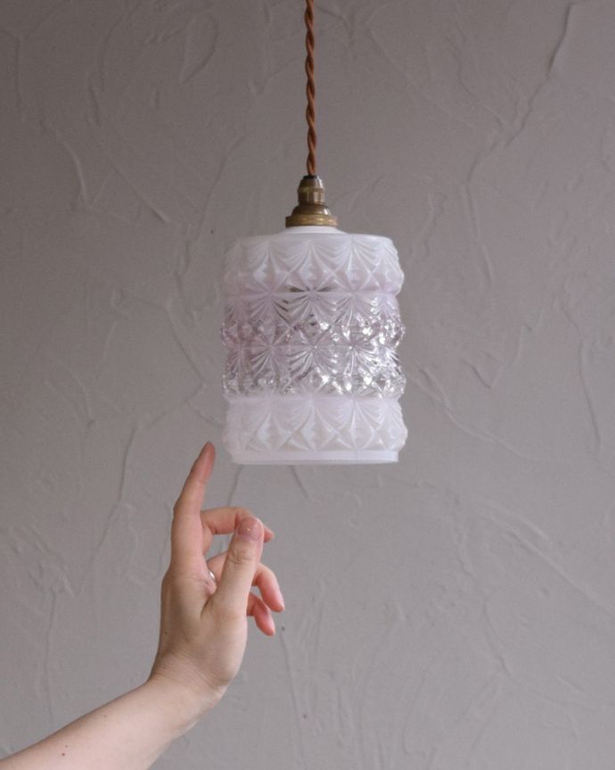 ペンダントライト　照明・ライティング　シャンデリアのような美しさ・・・アンティークペンダントライト（コード・シャンデリア球・白リング２枚付き）。アンティークのガラスは、光を通すとなんとも言えないステキな雰囲気でお部屋を照らしてくれます。(k-1917-z)