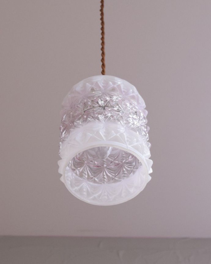 ペンダントライト　照明・ライティング　シャンデリアのような美しさ・・・アンティークペンダントライト（コード・シャンデリア球・白リング２枚付き）。下から見上げても素敵なデザインにうっとりです。(k-1917-z)