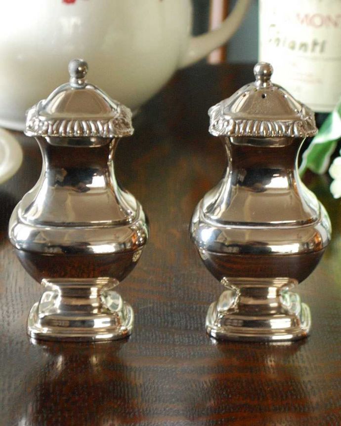 アンティーク シルバー製 アンティーク雑貨 英国の銀雑貨、アンティークシルバーのスパイスボトル&シュガーポットセット。アンティークのため、多少の欠け・傷がある場合がありますが、使用上問題はありませんので、ご了承下さい。(k-1922-z)
