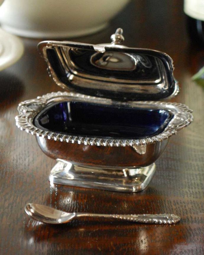 アンティーク シルバー製 アンティーク雑貨 英国の銀雑貨、アンティークシルバーのスパイスボトル&シュガーポットセット。スプーンもセットになったシュガーポットです。(k-1922-z)