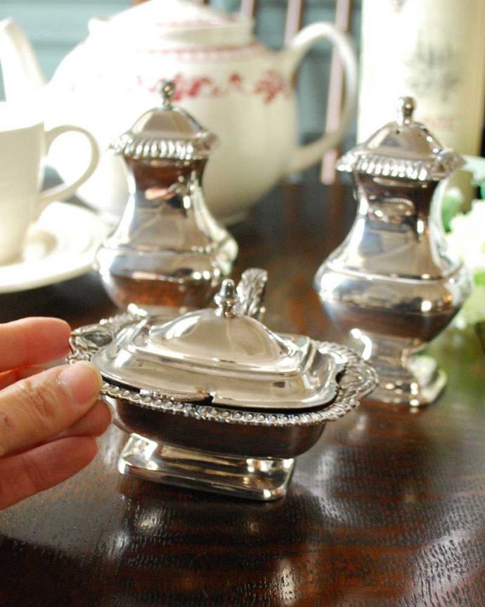 アンティーク シルバー製 アンティーク雑貨 英国の銀雑貨、アンティークシルバーのスパイスボトル&シュガーポットセット。全てセットでお届けします。(k-1922-z)
