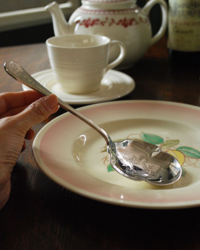 アンティーク シルバー製 アンティーク雑貨 英国から届いた銀食器、アンティークのシルバースプーン(サーバースプーン)。ティータイムや、お家パーティーで活躍してくれます。(k-1931-z)