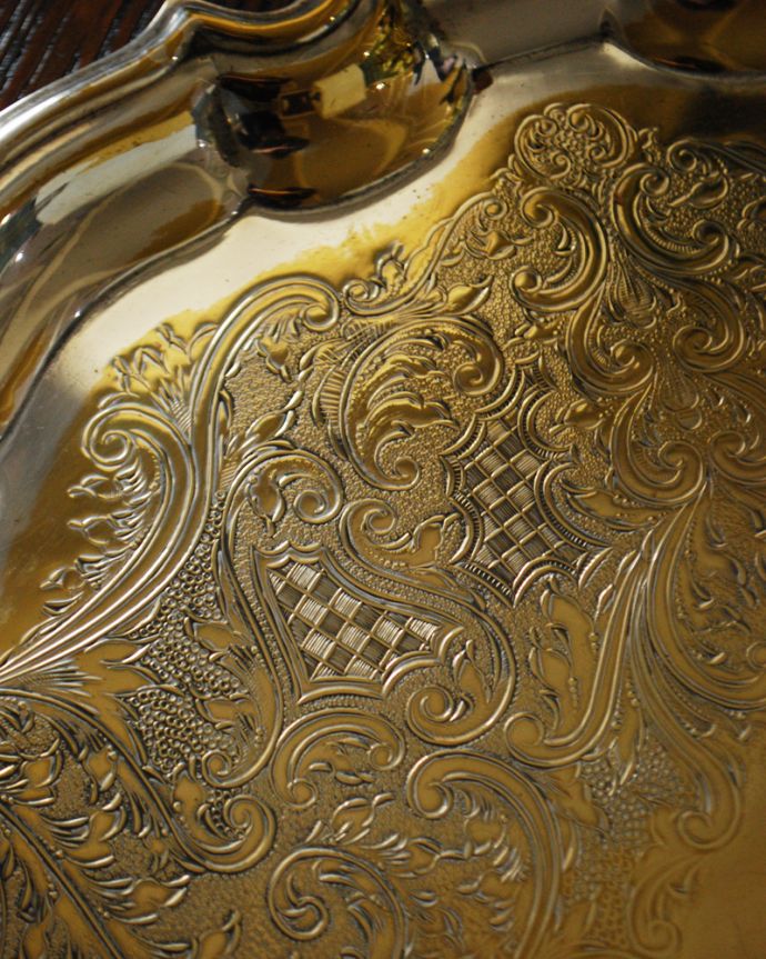 アンティーク シルバー製 アンティーク雑貨 英国輸入の銀雑貨、アンティークシルバーのサルヴァ(銀盆)。ワインの酒器を乗せたり、ティーセットを乗せたり、色々なシーンでお使い頂けます。(k-1934-z)