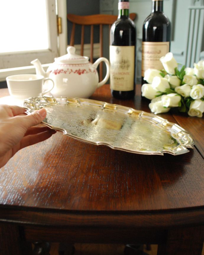 アンティーク シルバー製 アンティーク雑貨 英国輸入の銀雑貨、アンティークシルバーのサルヴァ(銀盆)。置くだけで優雅で特別なテーブルコーディネートが完成です。(k-1934-z)