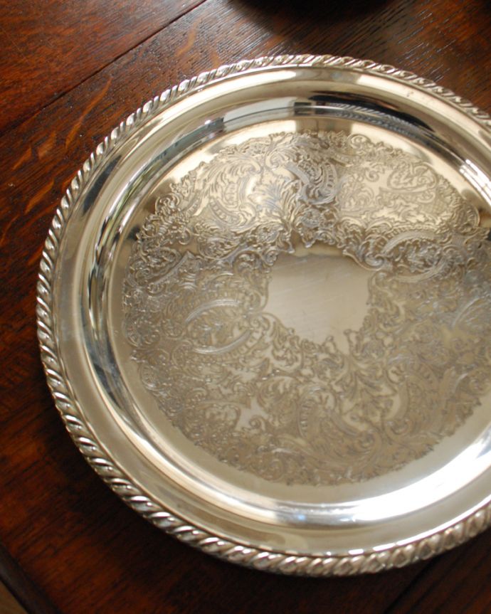 アンティーク シルバー製　アンティーク雑貨　繊細な装飾にうっとり・・・英国のアンティーク雑貨、シルバープレート（プレート）。アンティークなので多少のキズ・汚れがある場合があります。(k-1936-z)