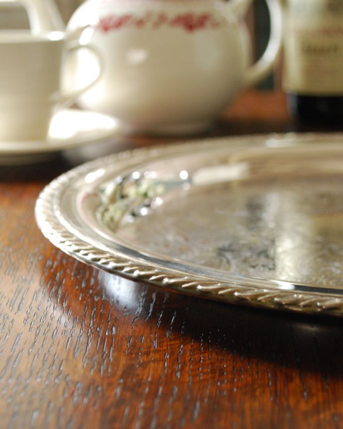 アンティーク シルバー製　アンティーク雑貨　繊細な装飾にうっとり・・・英国のアンティーク雑貨、シルバープレート（プレート）。厚みが少ないので収納にも便利。(k-1936-z)