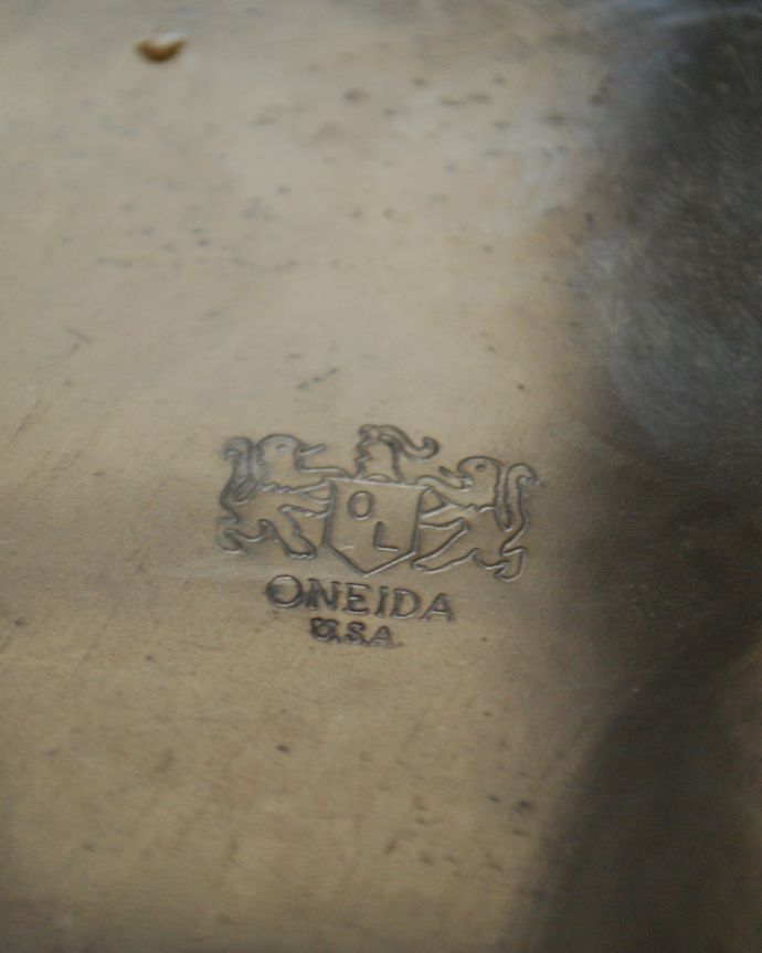 アンティーク シルバー製　アンティーク雑貨　繊細な装飾にうっとり・・・英国のアンティーク雑貨、シルバープレート（プレート）。調印が残っていました。(k-1936-z)