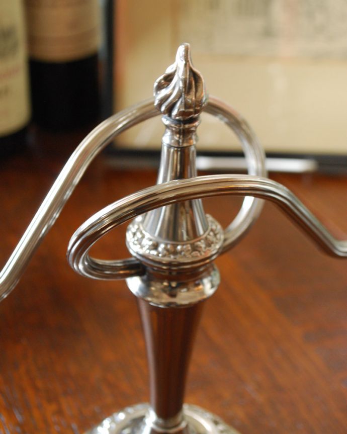 アンティーク 真鍮の雑貨　アンティーク雑貨　イギリス輸入の銀雑貨、アンティークシルバーのキャンドルスタンド（２本用）。アンティークのため、多少の欠け・傷がある場合がありますが、使用上問題はありませんので、ご了承下さい。(k-1943-z)