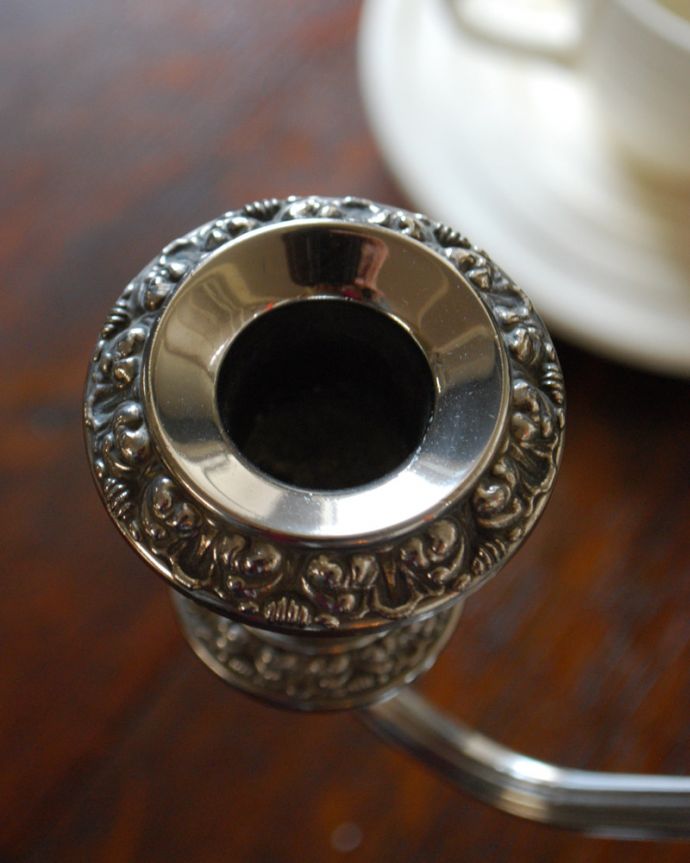 アンティーク 真鍮の雑貨　アンティーク雑貨　イギリス輸入の銀雑貨、アンティークシルバーのキャンドルスタンド（２本用）。本格的な凝った装飾がとってもオシャレ！どっしりとした重厚感も感じられるデザインです。(k-1943-z)