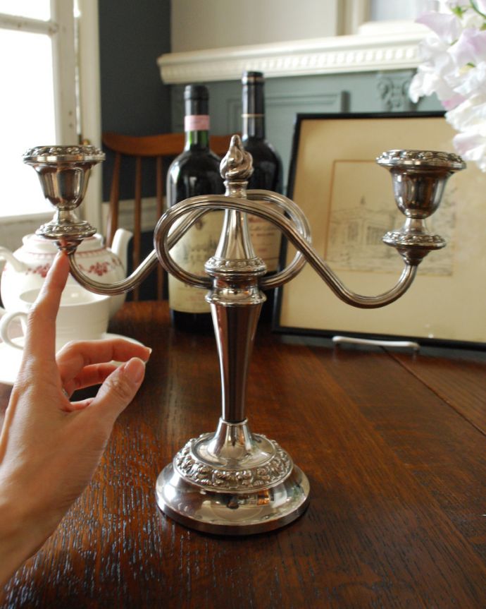 アンティーク 真鍮の雑貨　アンティーク雑貨　イギリス輸入の銀雑貨、アンティークシルバーのキャンドルスタンド（２本用）。シルバーの落ち着いた輝きが、インテリアのアクセントになってくれます。(k-1943-z)