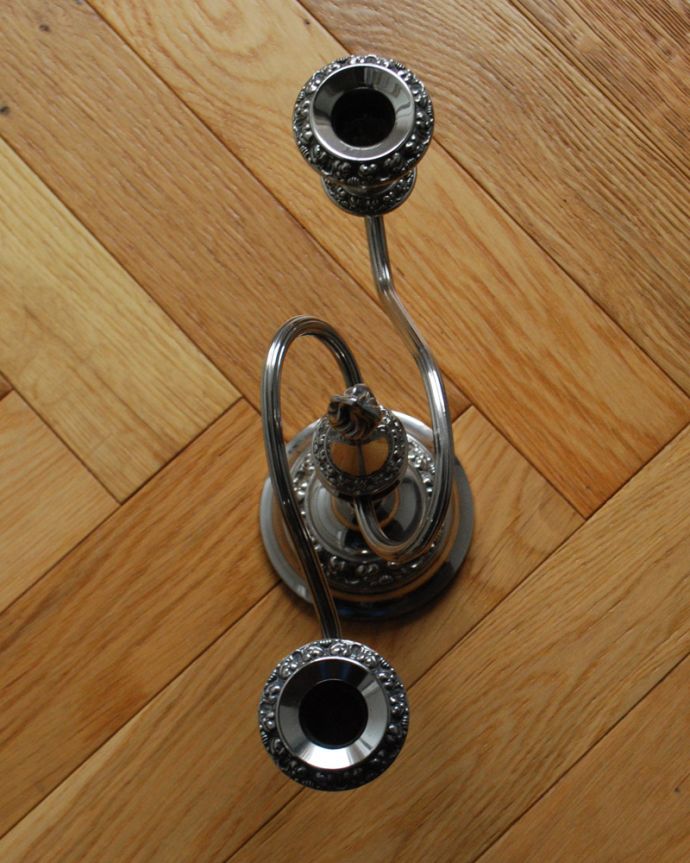 アンティーク 真鍮の雑貨　アンティーク雑貨　イギリス輸入の銀雑貨、アンティークシルバーのキャンドルスタンド（２本用）。ここにキャンドルを挿してください。(k-1943-z)