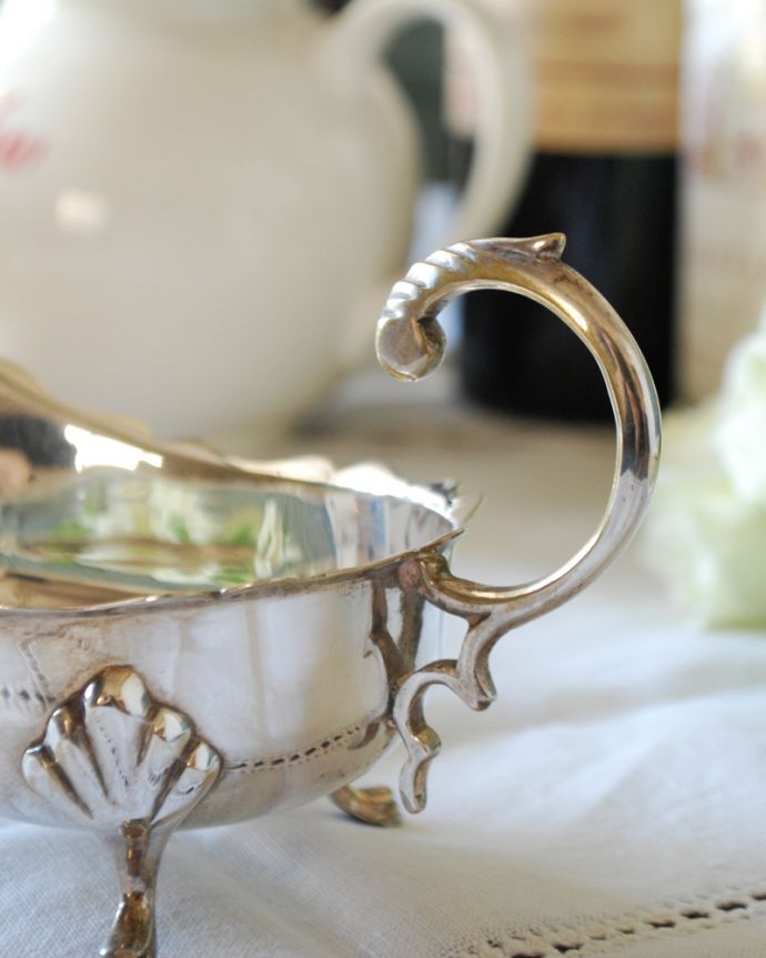 アンティーク シルバー製 アンティーク雑貨 英国の銀食器、シルバープレートのアンティーソースボート。アンティークなので多少のキズ・汚れがある場合があります。(k-1948-z)