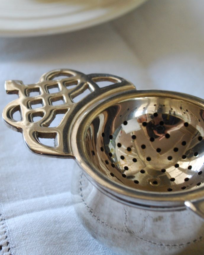 アンティーク シルバー製　アンティーク雑貨　英国の銀雑貨、美しい透かし彫りのアンティークシルバー（ティーストレーナー）。アンティークなので多少のキズ・汚れがある場合があります。(k-1956-z)