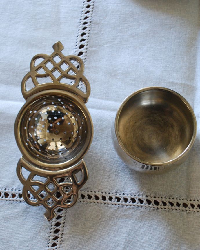 アンティーク シルバー製　アンティーク雑貨　英国の銀雑貨、美しい透かし彫りのアンティークシルバー（ティーストレーナー）。セットでお届けします。(k-1956-z)