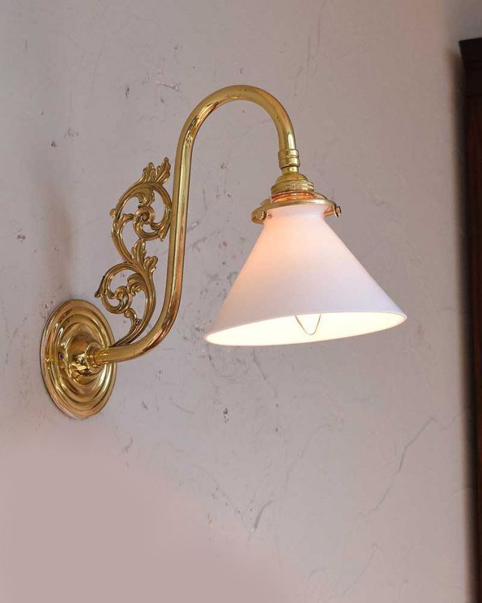 壁付けブラケット　照明・ライティング　アンティークの土台×ボーンチャイナシェードの壁付けランプ（Ｅ17シャンデリア球付）。しっかりオーバーホウルをしたので、ご安心下さい。(k-1958-z)