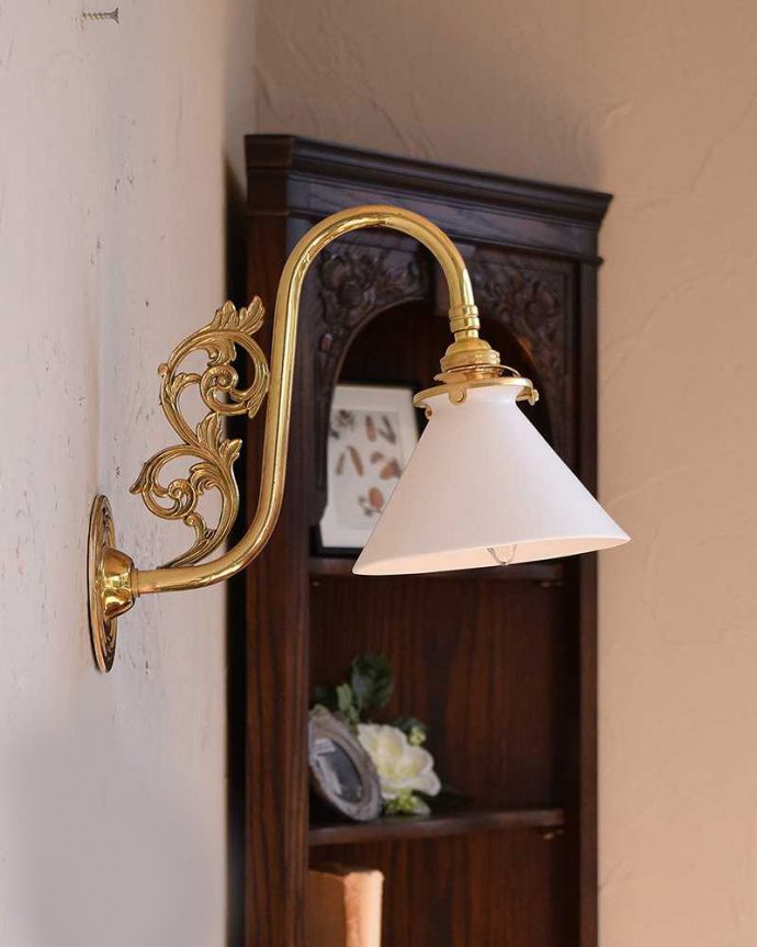 壁付けブラケット　照明・ライティング　アンティークの土台×ボーンチャイナシェードの壁付けランプ（Ｅ17シャンデリア球付）。電気が付いていなくても絵になるデザインです。(k-1958-z)