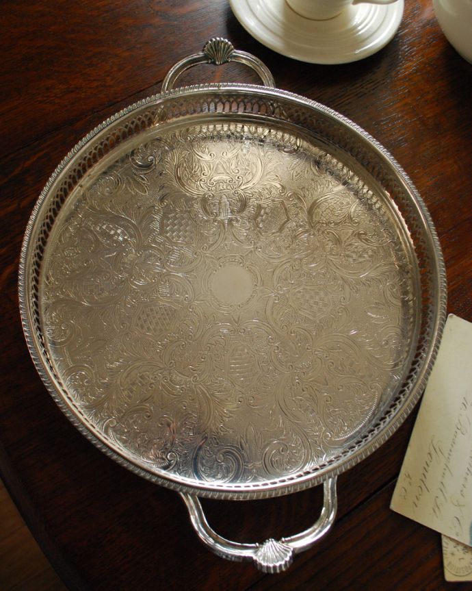 アンティーク シルバー製 アンティーク雑貨 贅沢な装飾が素敵なアンティーク、本格派のシルバートレイ。アンティークなので多少のキズ・汚れがある場合があります。(k-1961-z)