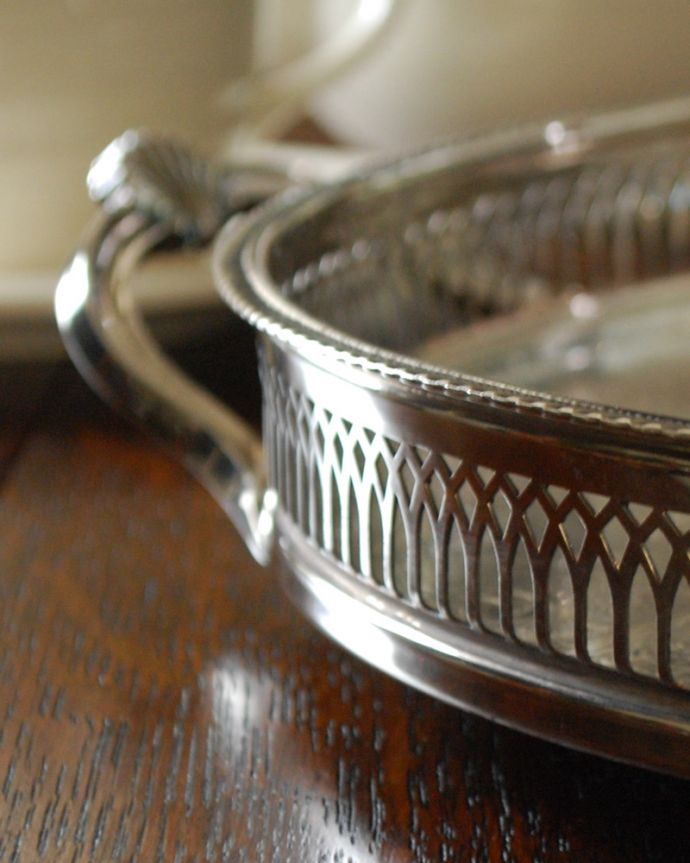 アンティーク シルバー製 アンティーク雑貨 贅沢な装飾が素敵なアンティーク、本格派のシルバートレイ。立ち上がりがあるので便利にお使いいただけます。(k-1961-z)