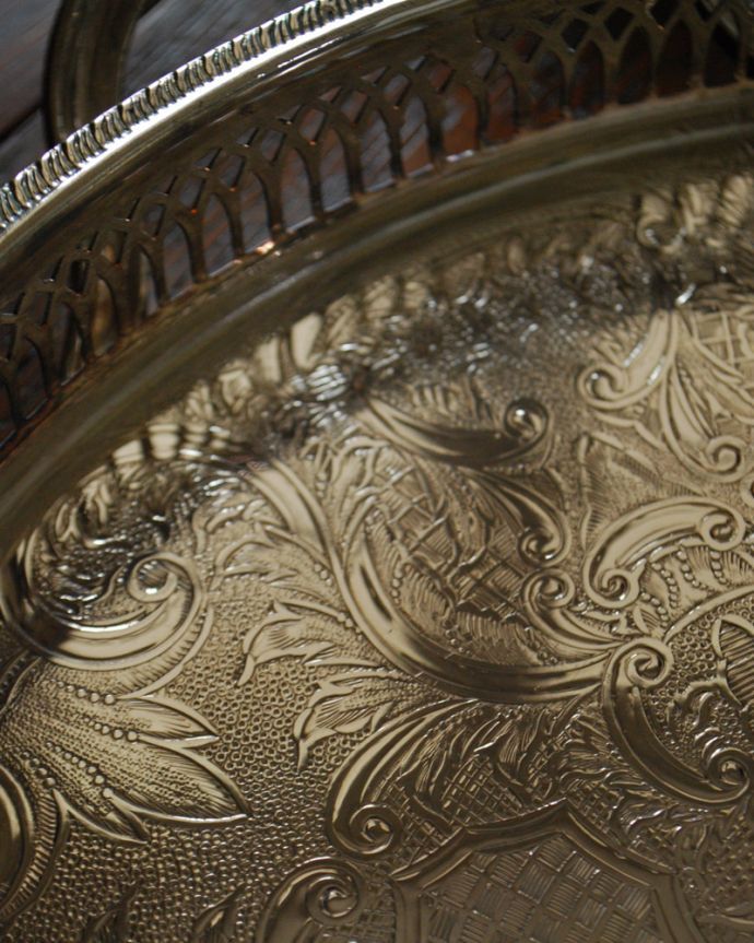 アンティーク シルバー製 アンティーク雑貨 贅沢な装飾が素敵なアンティーク、本格派のシルバートレイ。繊細なお花の装飾が入って豪華です。(k-1961-z)