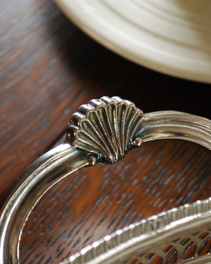 アンティーク シルバー製 アンティーク雑貨 贅沢な装飾が素敵なアンティーク、本格派のシルバートレイ。細かい細工も美しいです。(k-1961-z)