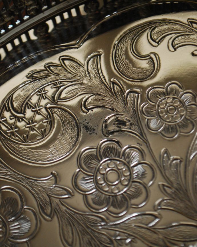 アンティーク シルバー製　アンティーク雑貨　繊細な英国アンティーク、本格派のシルバートレイ。アンティークなので多少のキズ・汚れがある場合があります。(k-1963-z)