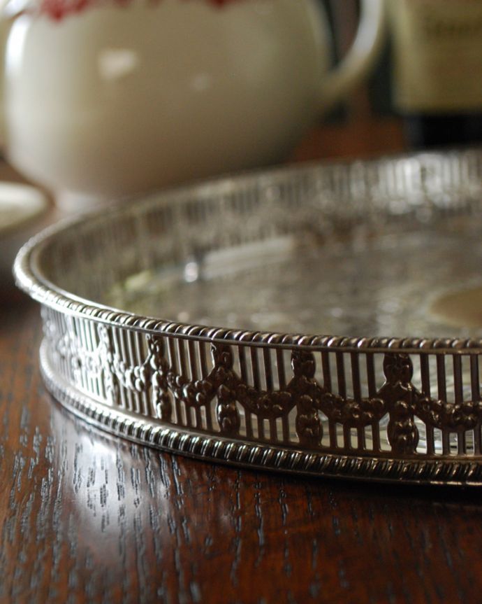 アンティーク シルバー製　アンティーク雑貨　繊細な英国アンティーク、本格派のシルバートレイ。立ち上がった部分のデザインもとってもキレイです。(k-1963-z)
