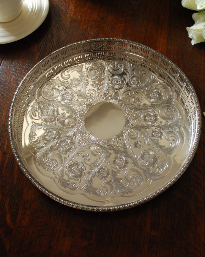 アンティーク シルバー製　アンティーク雑貨　繊細な英国アンティーク、本格派のシルバートレイ。立ちあがりがあるので日常使いのおぼんとしても活躍します。(k-1963-z)