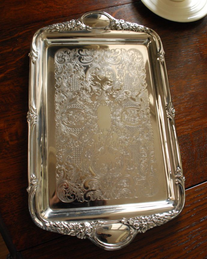 繊細で美しい装飾がたっぷり入った豪華なアンティークシルバートレイ