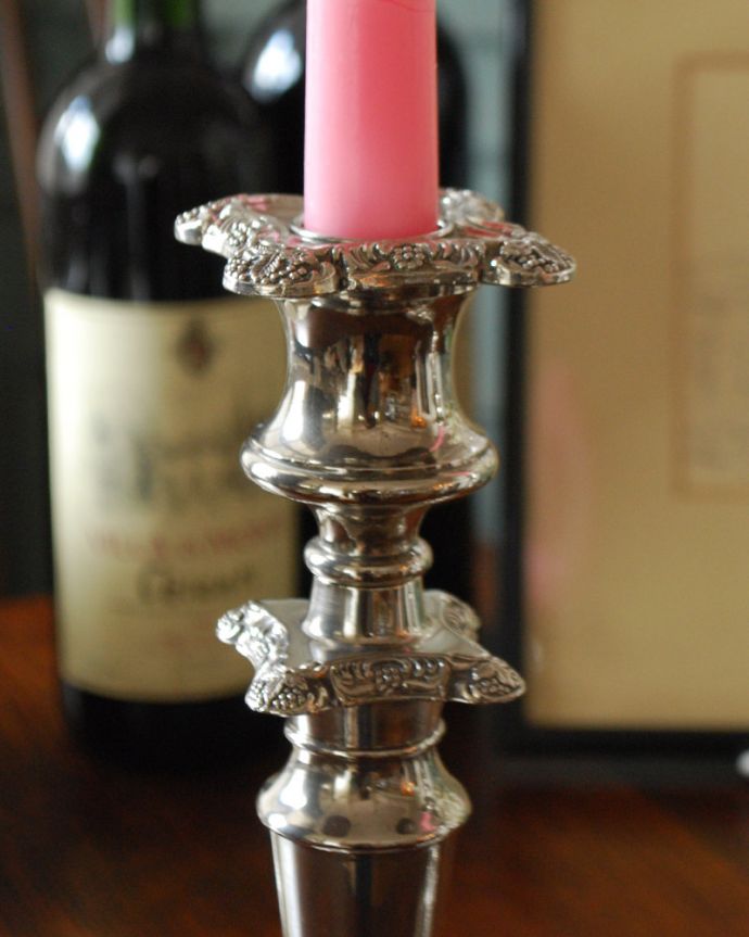 アンティーク シルバー製 アンティーク雑貨 英国輸入の銀雑貨、葡萄の装飾が美しいアンティークキャンドルスタンドセット。アンティークのため、多少の欠け・傷がある場合がありますが、使用上問題はありませんので、ご了承下さい。(k-1968-z)