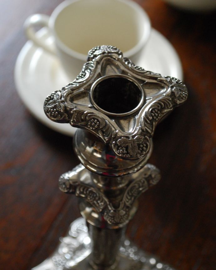 アンティーク シルバー製 アンティーク雑貨 英国輸入の銀雑貨、葡萄の装飾が美しいアンティークキャンドルスタンドセット。本格的な凝った装飾がとってもオシャレ!どっしりとした重厚感も感じられるデザインです。(k-1968-z)