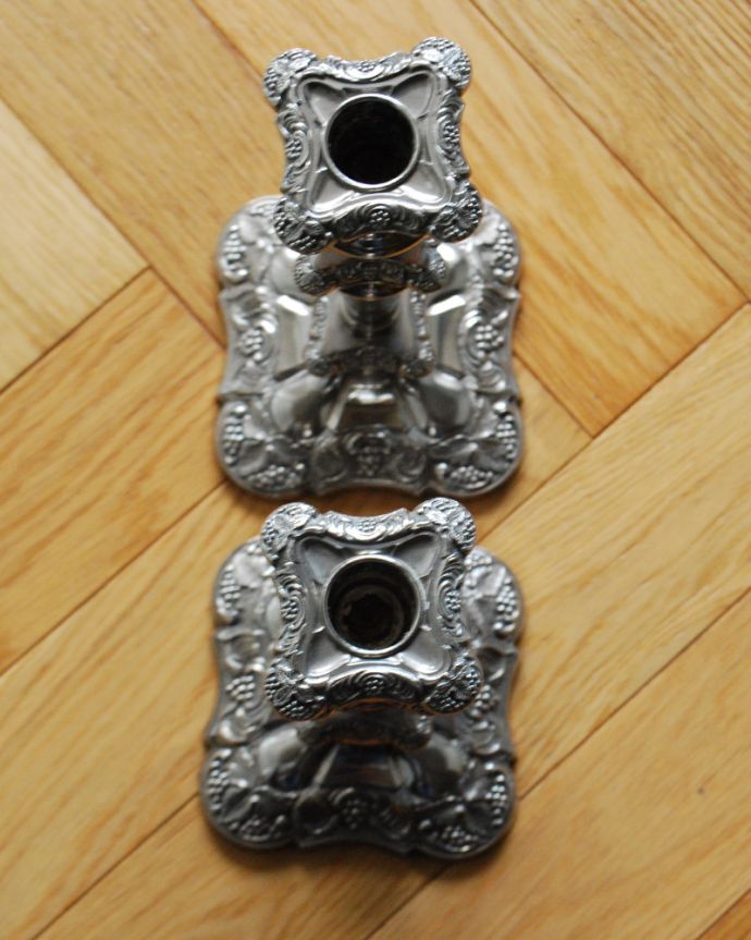 アンティーク シルバー製 アンティーク雑貨 英国輸入の銀雑貨、葡萄の装飾が美しいアンティークキャンドルスタンドセット。2個セットでお届けします。(k-1968-z)